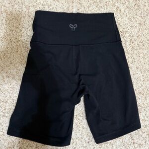 Aritzia TNA 7” Biker Shorts